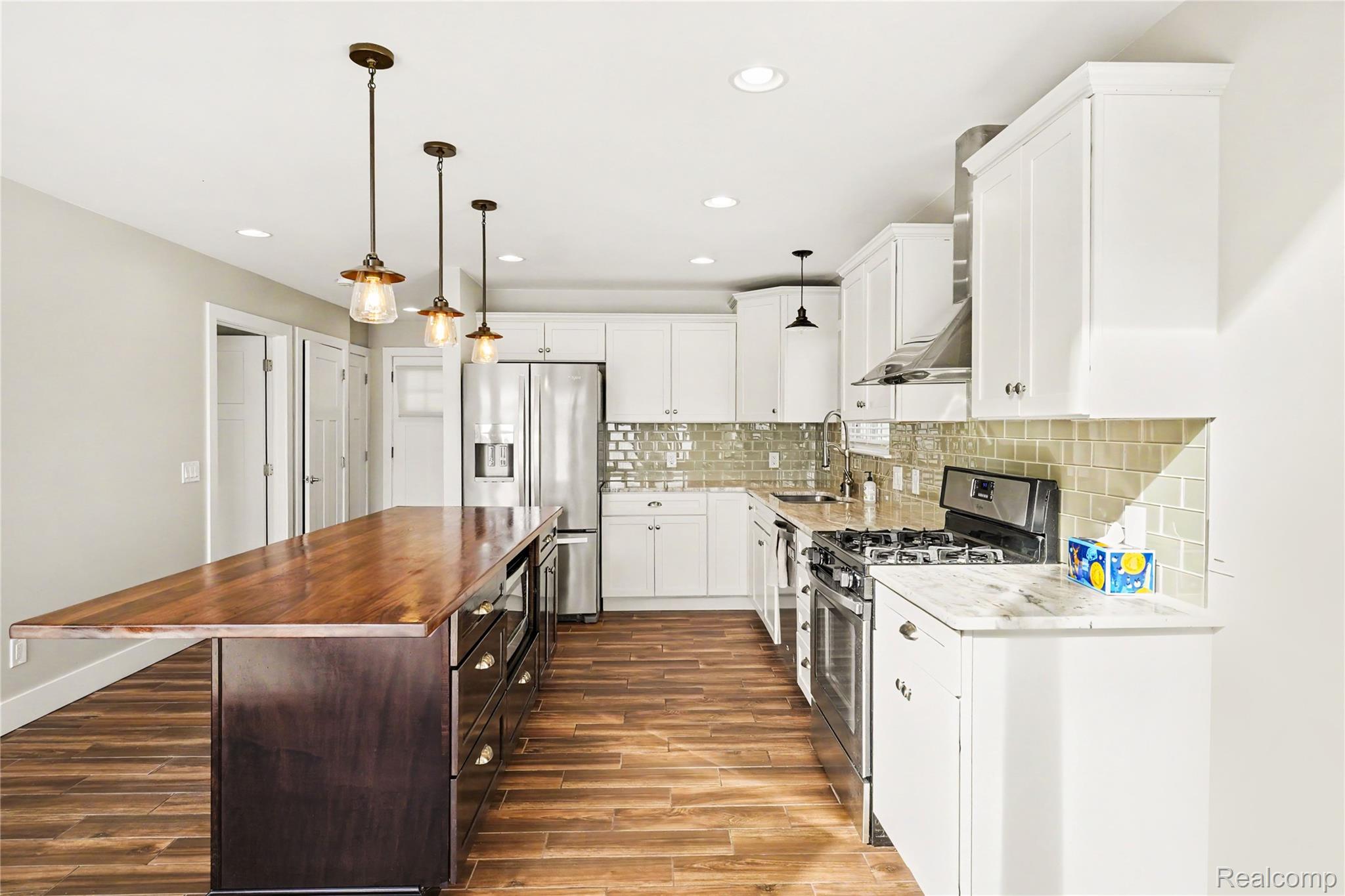 10280 Lakeside Drive