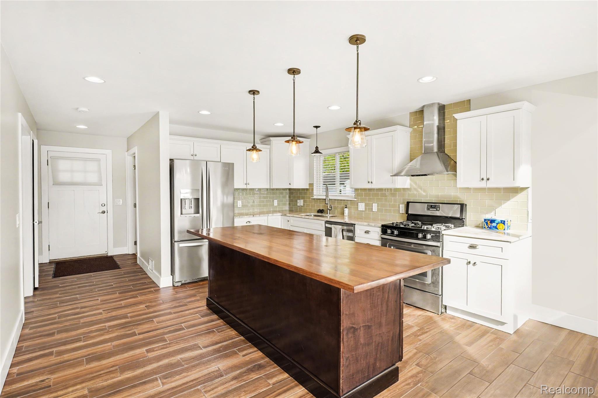10280 Lakeside Drive
