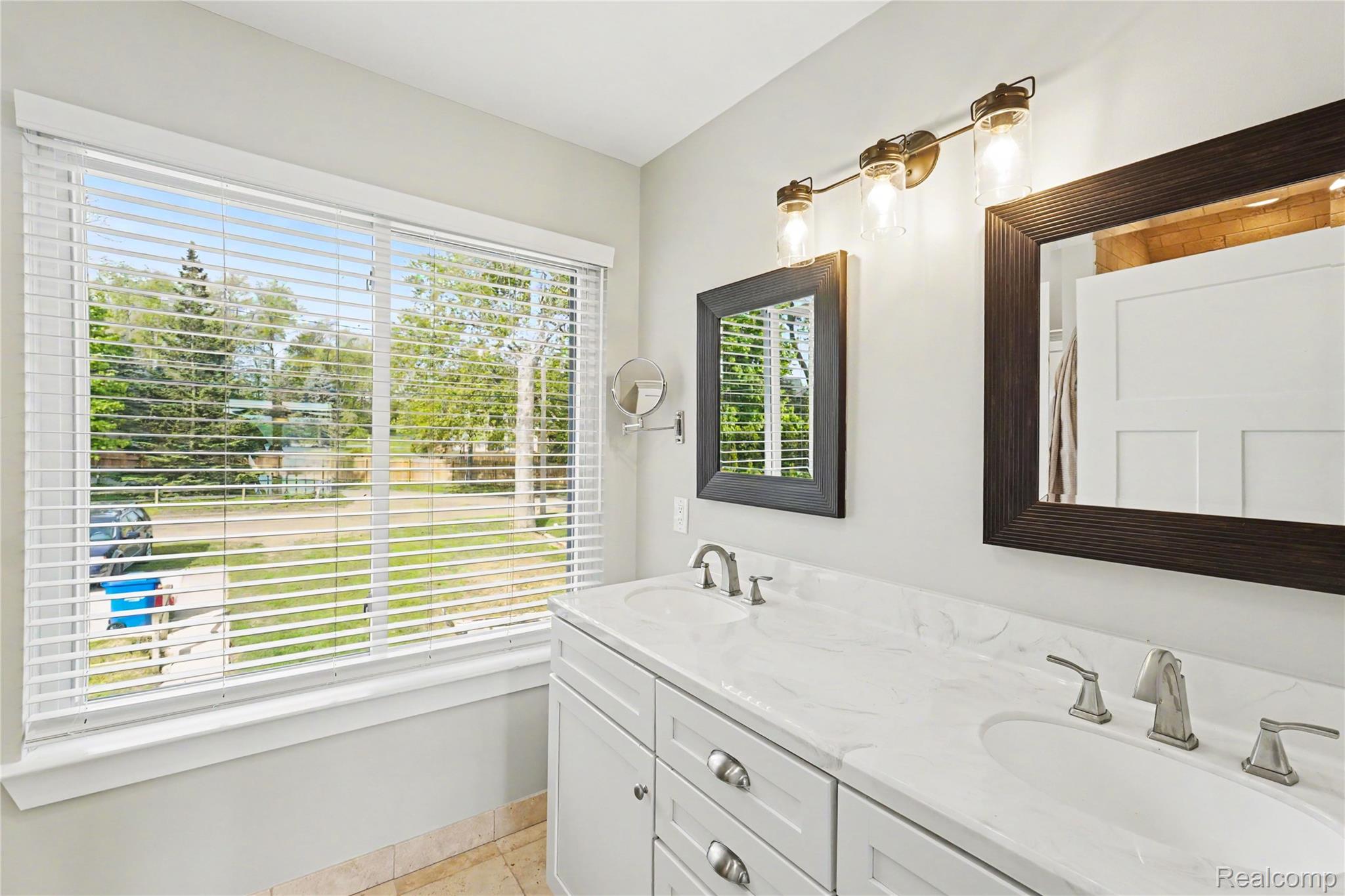 10280 Lakeside Drive