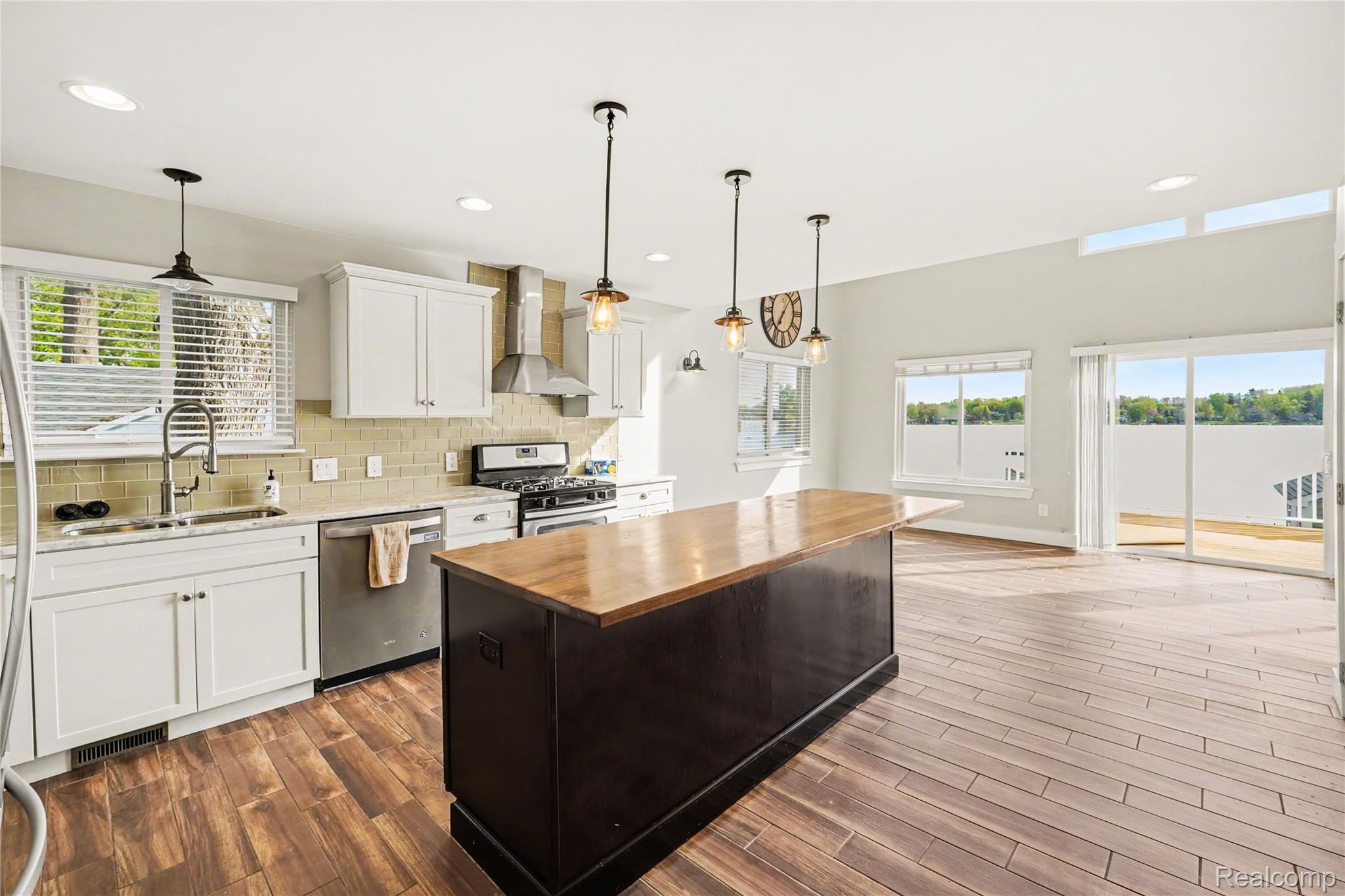 10280 Lakeside Drive