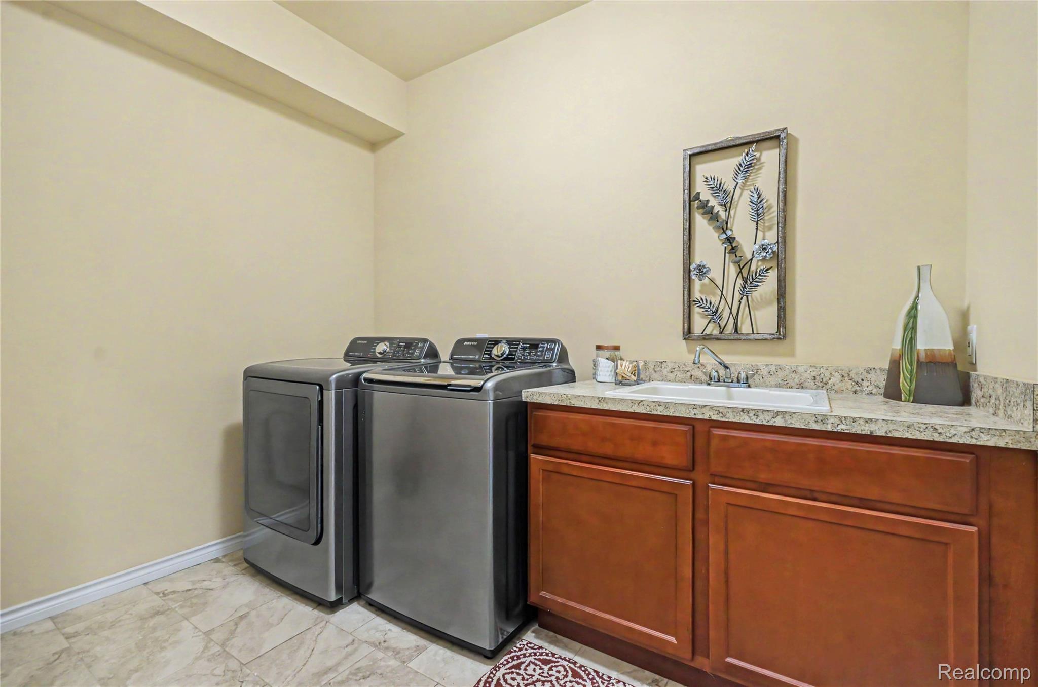 9597 Kingsway CIR