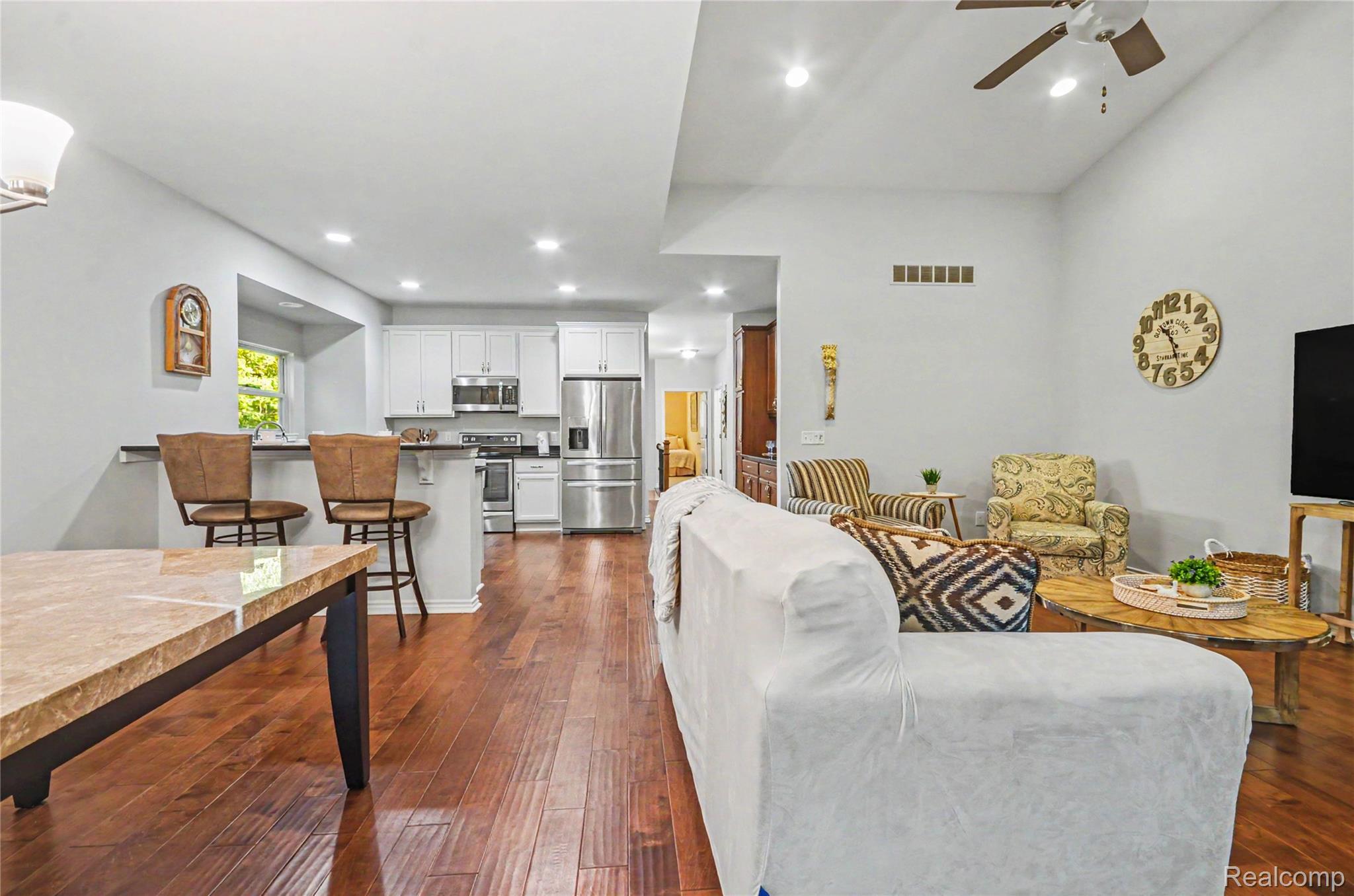 9597 Kingsway CIR