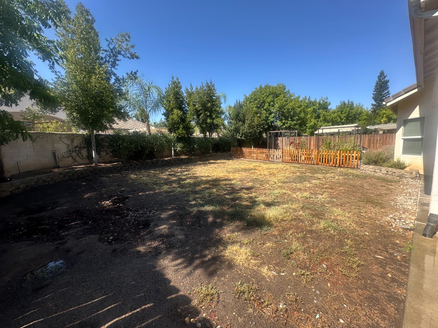1039 E Oakmont Avenue