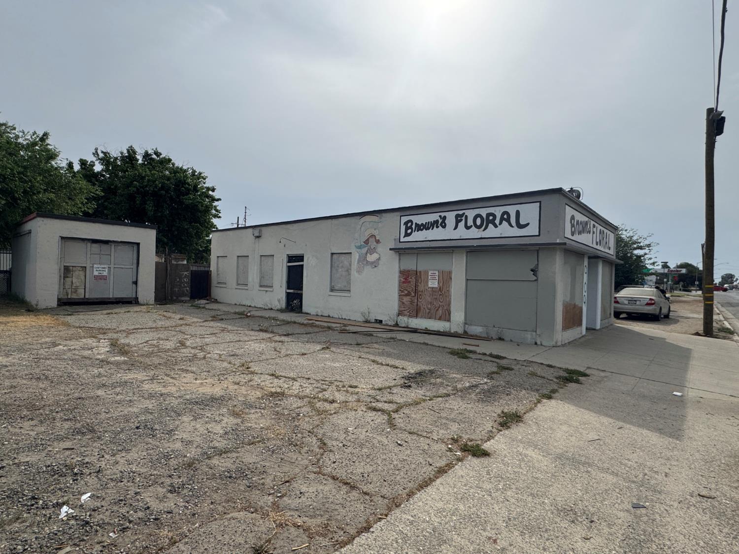 909 W Belmont Avenue