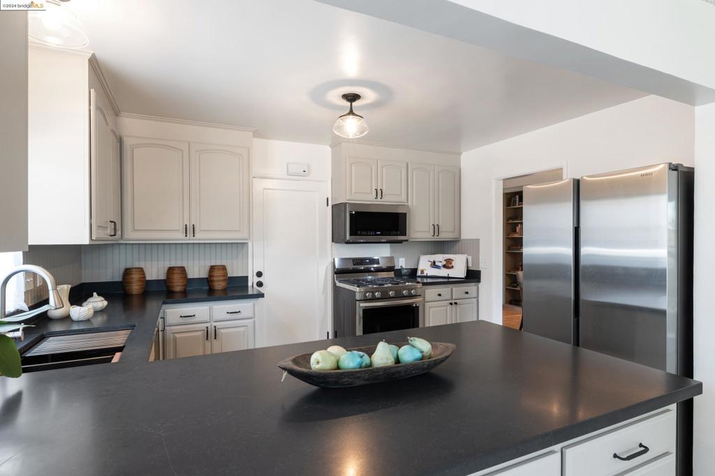 1081 Seymore Pl