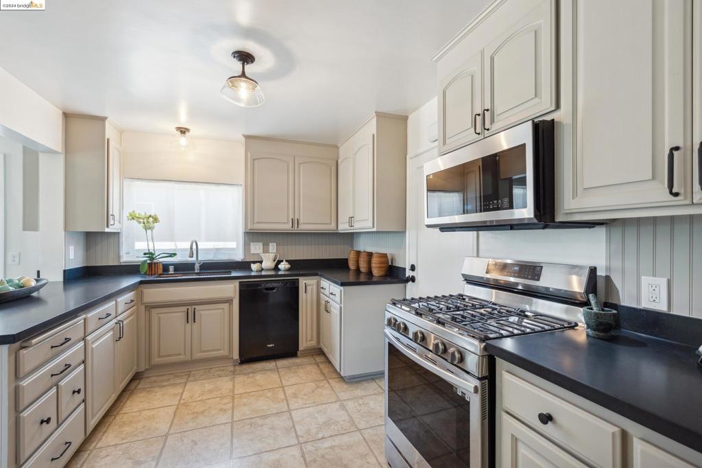 1081 Seymore Pl