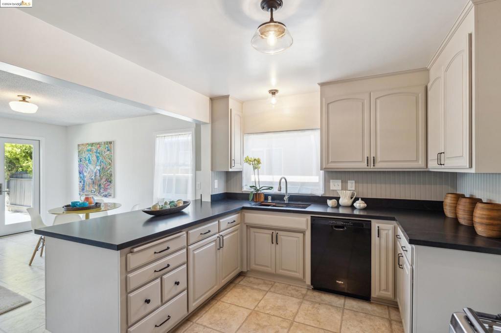 1081 Seymore Pl