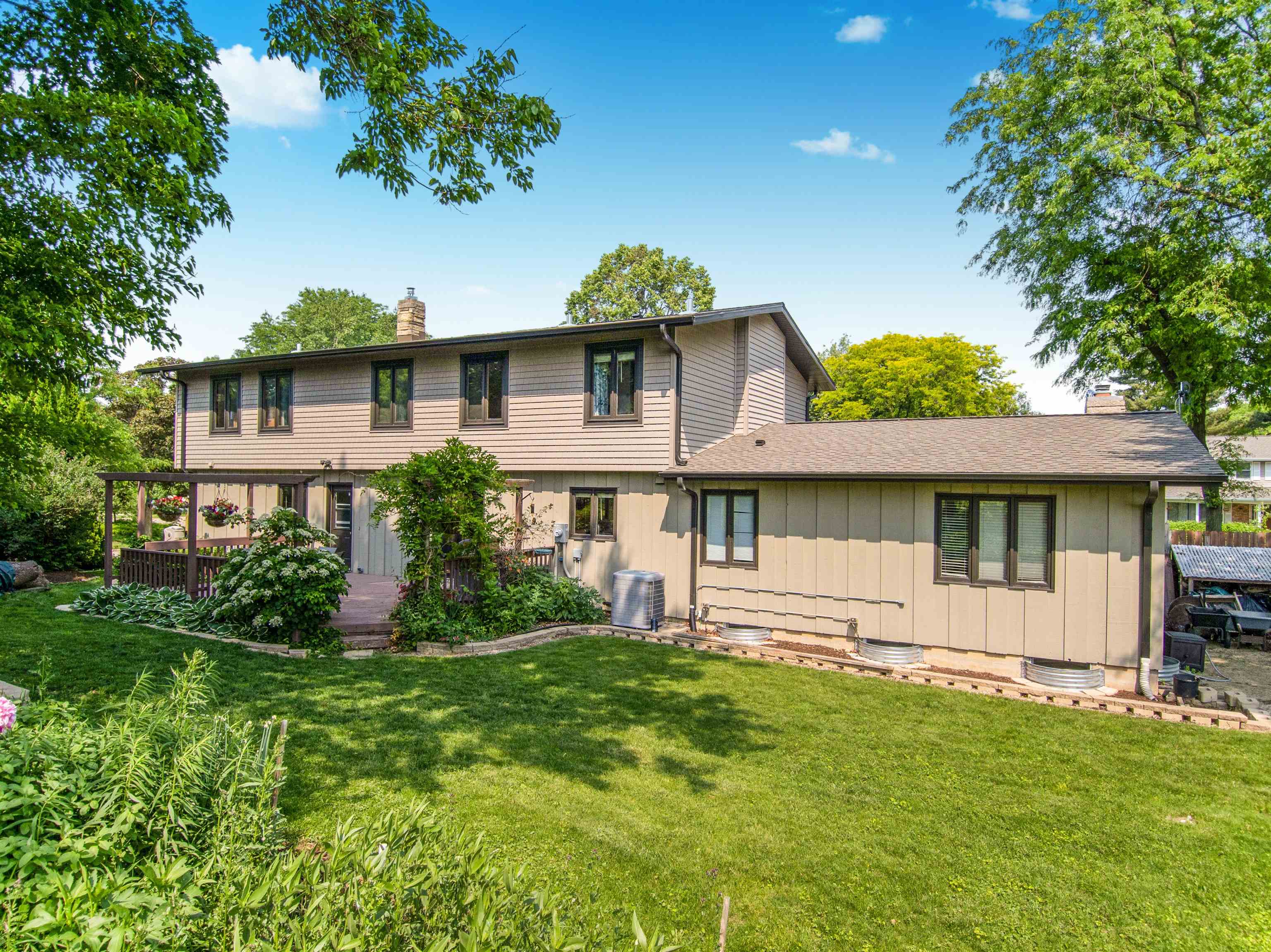 122 S Yellowstone Drive