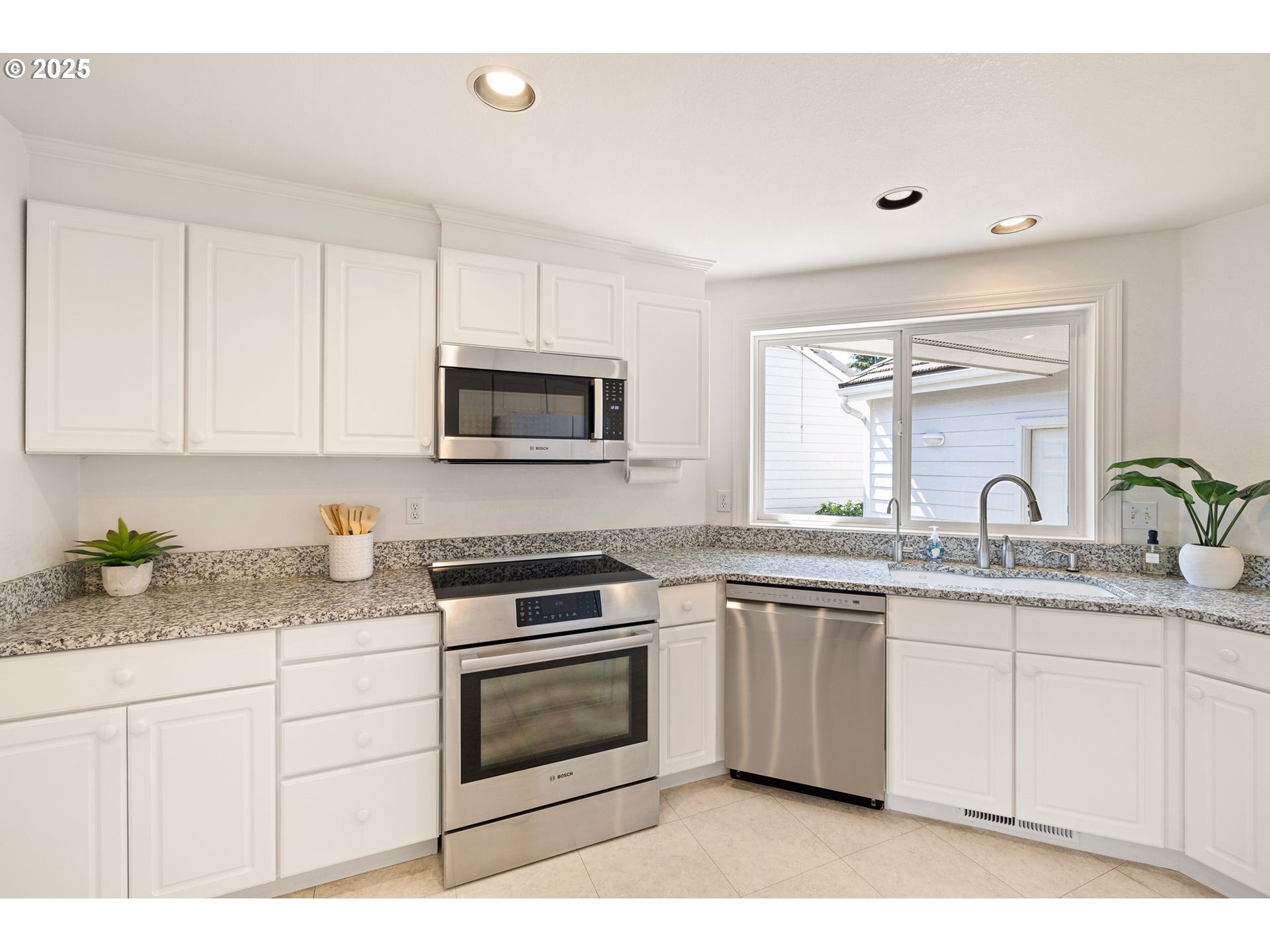 280 MAGNOLIA DR