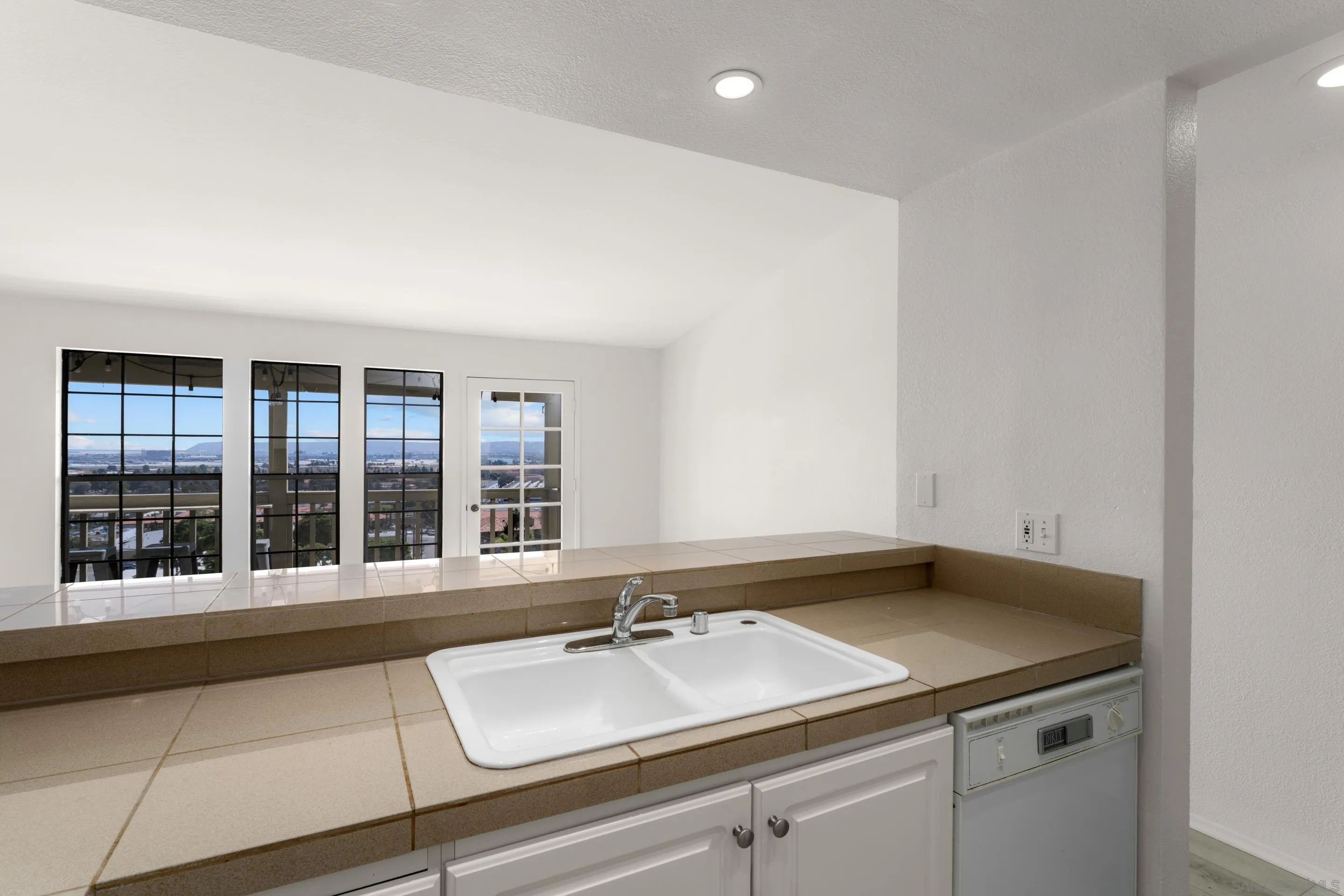 2235 Linwood Street Unit A6