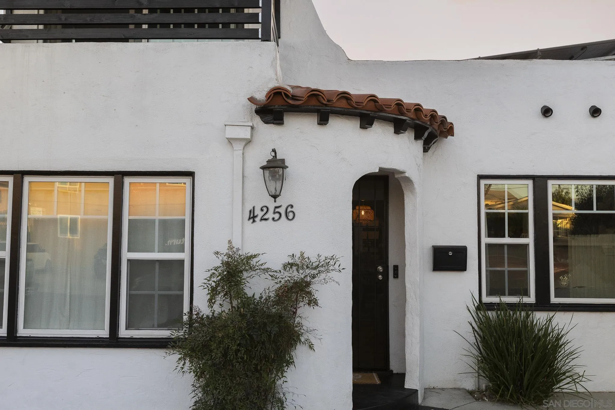 4256 Menlo