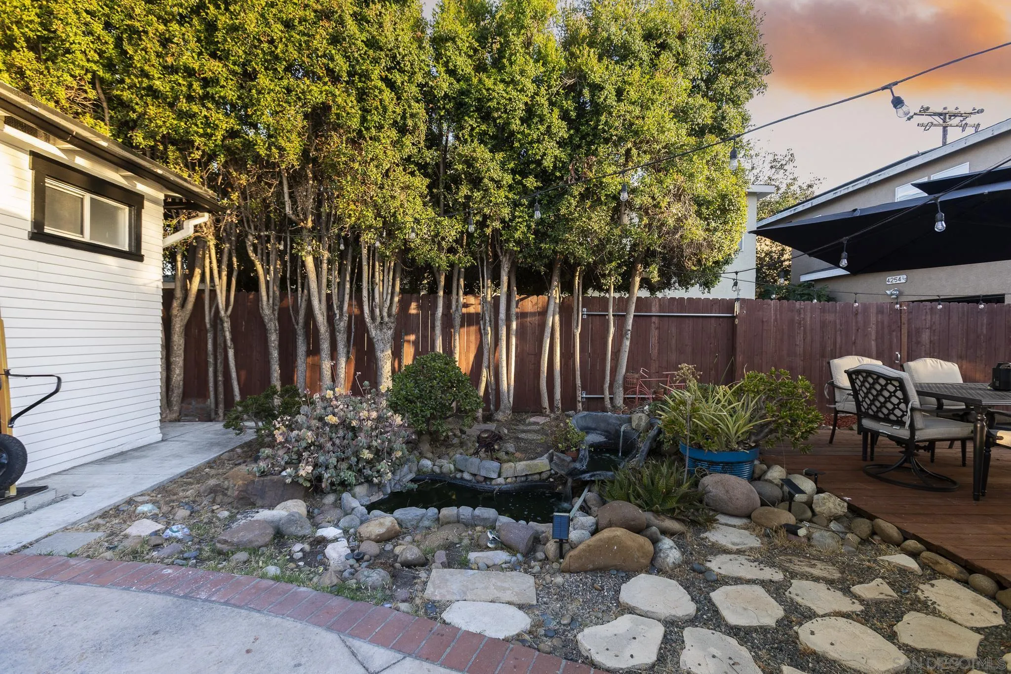 4256 Menlo