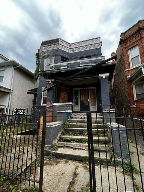 5829 W Walton Street