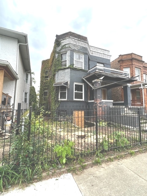 5829 W Walton Street