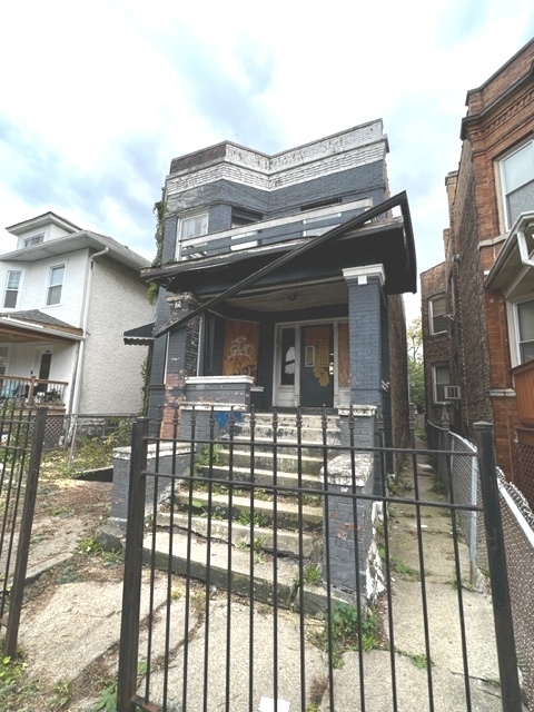 5829 W Walton Street