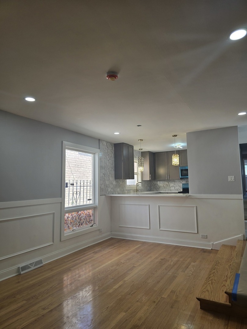 9727 S michigan Avenue S