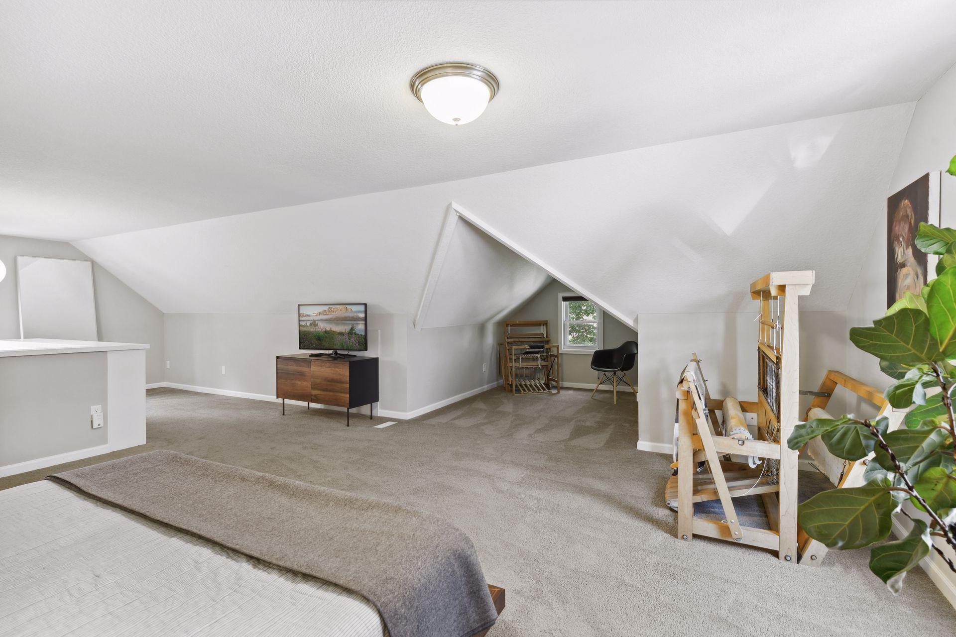 3105 Mckinley Street NE