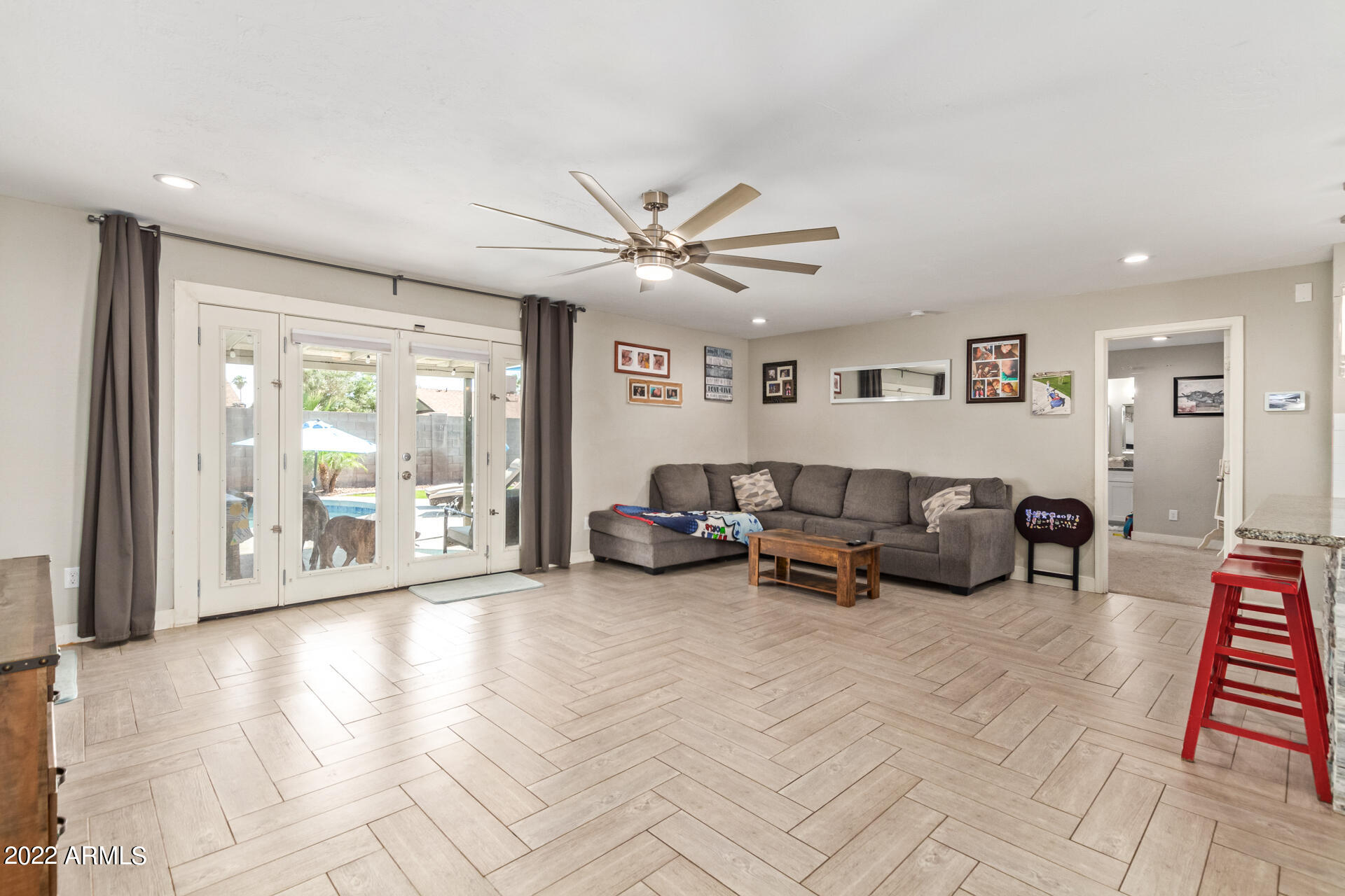 915 W LOUGHLIN Drive