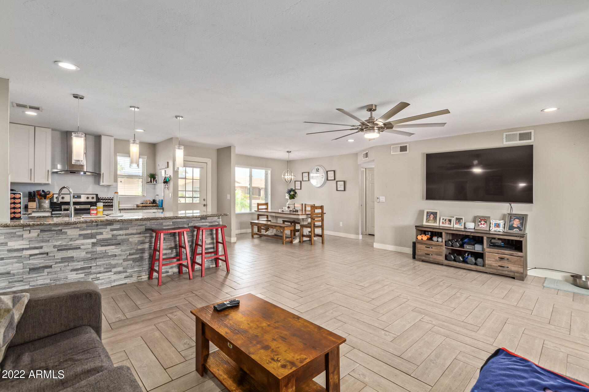 915 W LOUGHLIN Drive