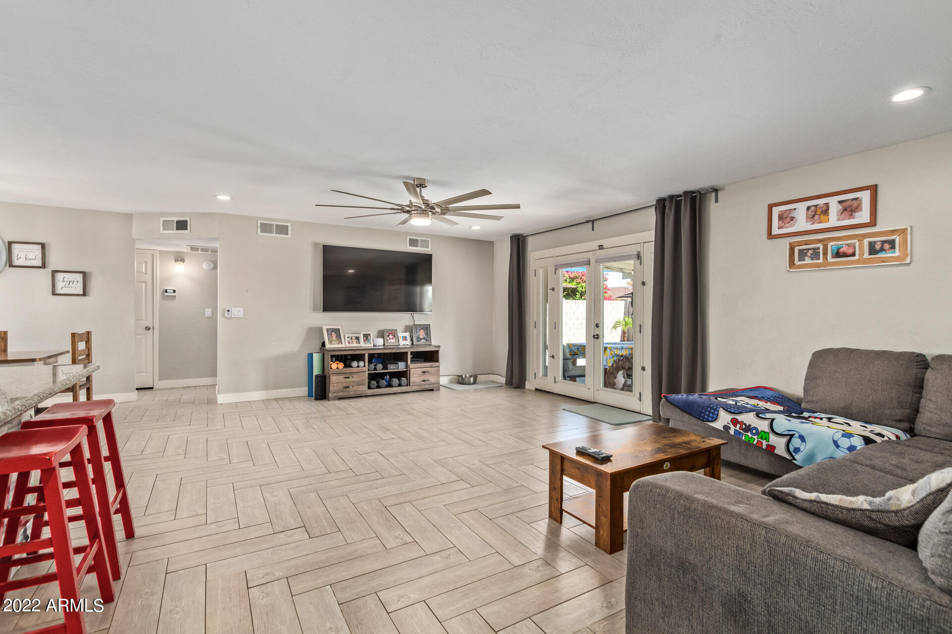 915 W LOUGHLIN Drive