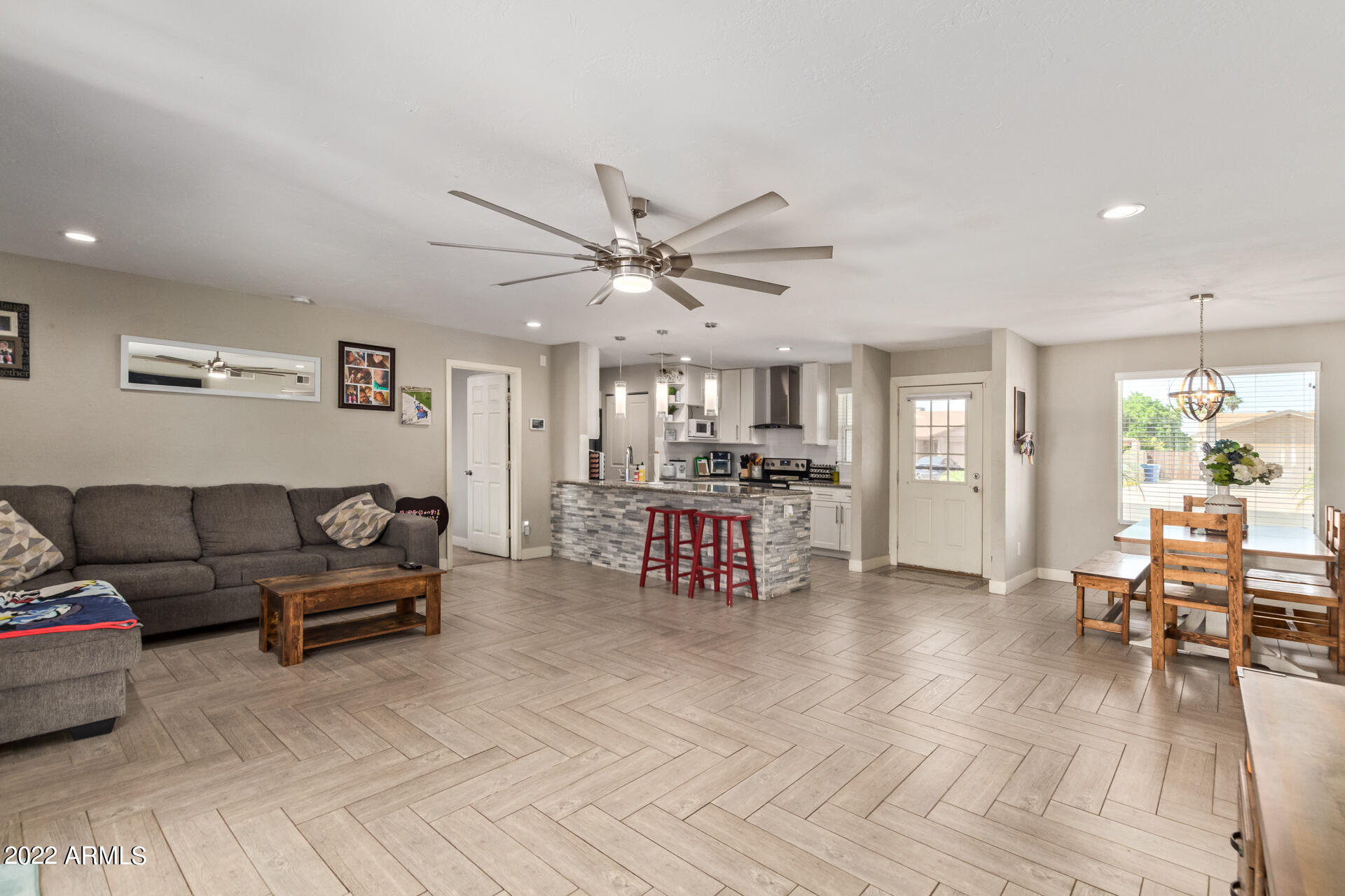 915 W LOUGHLIN Drive