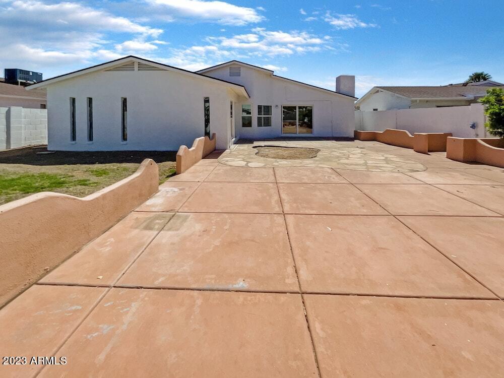 526 W BEVERLY Lane