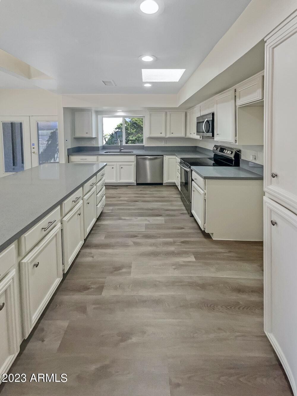 526 W BEVERLY Lane