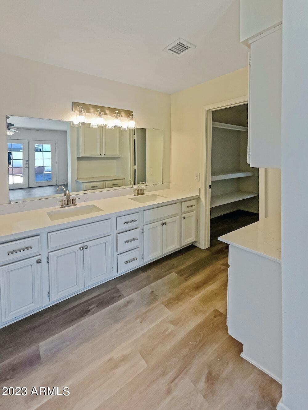 526 W BEVERLY Lane