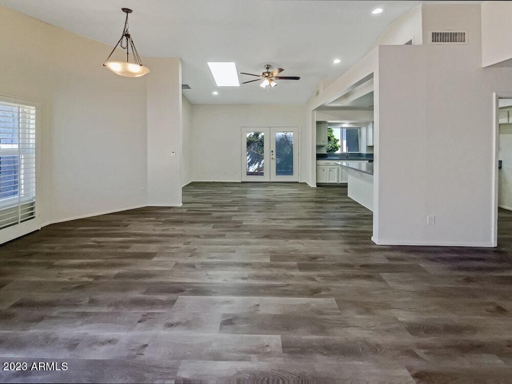 526 W BEVERLY Lane