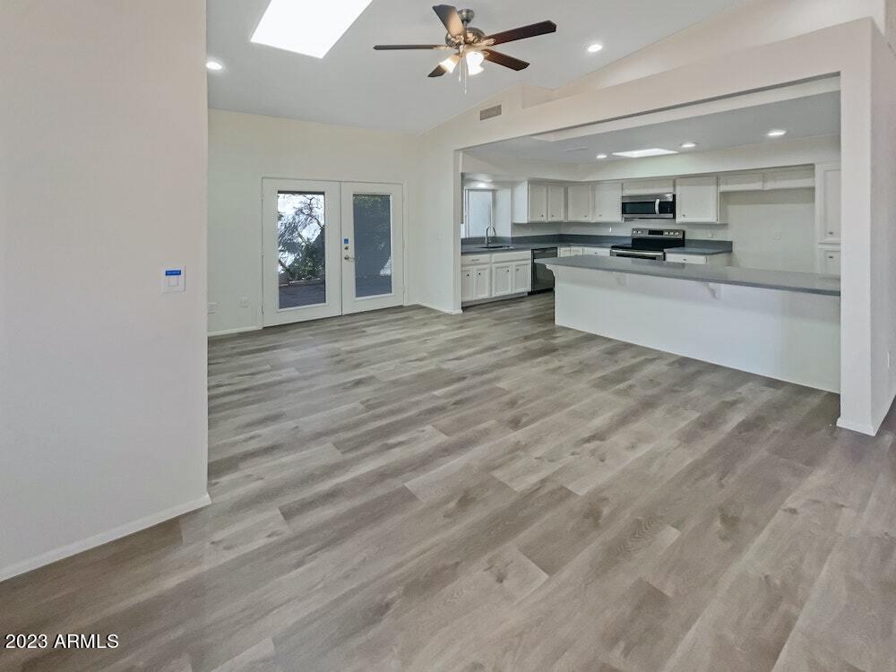 526 W BEVERLY Lane