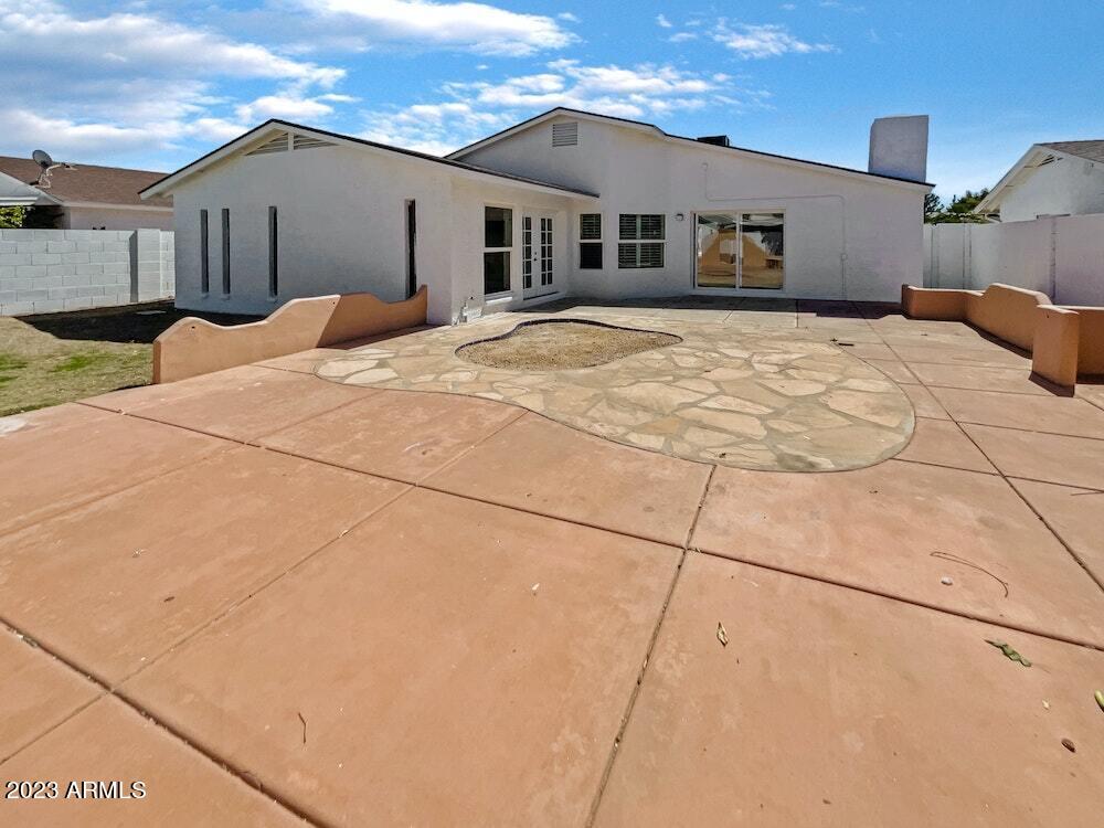 526 W BEVERLY Lane