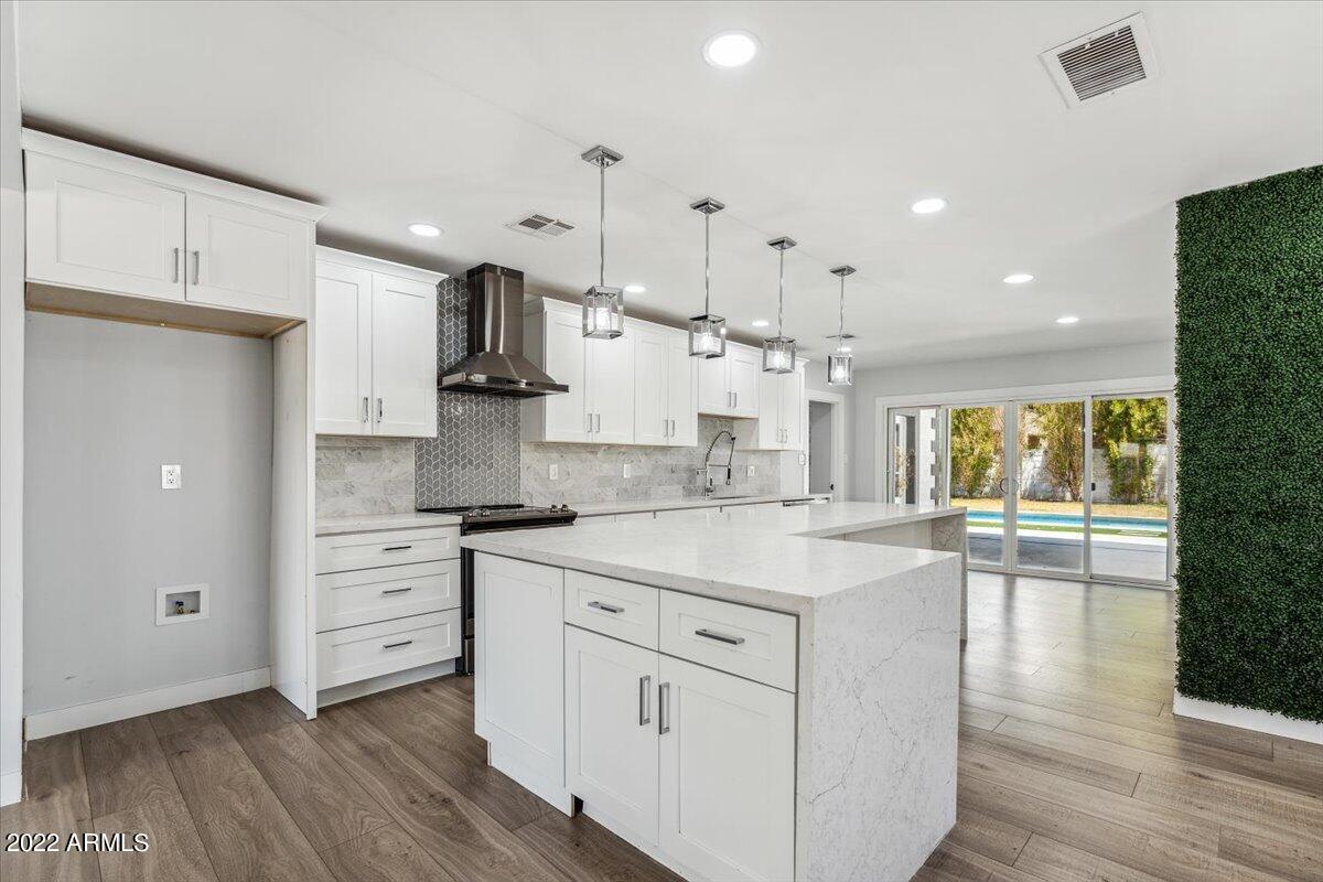 4041 N 40TH Place