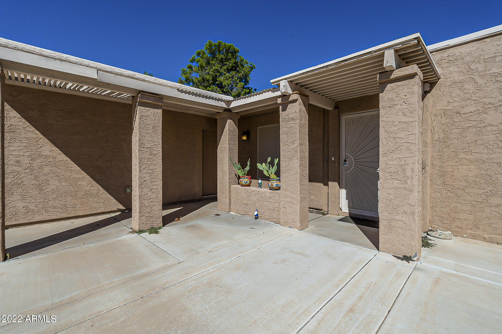 724 E LAUREL Drive