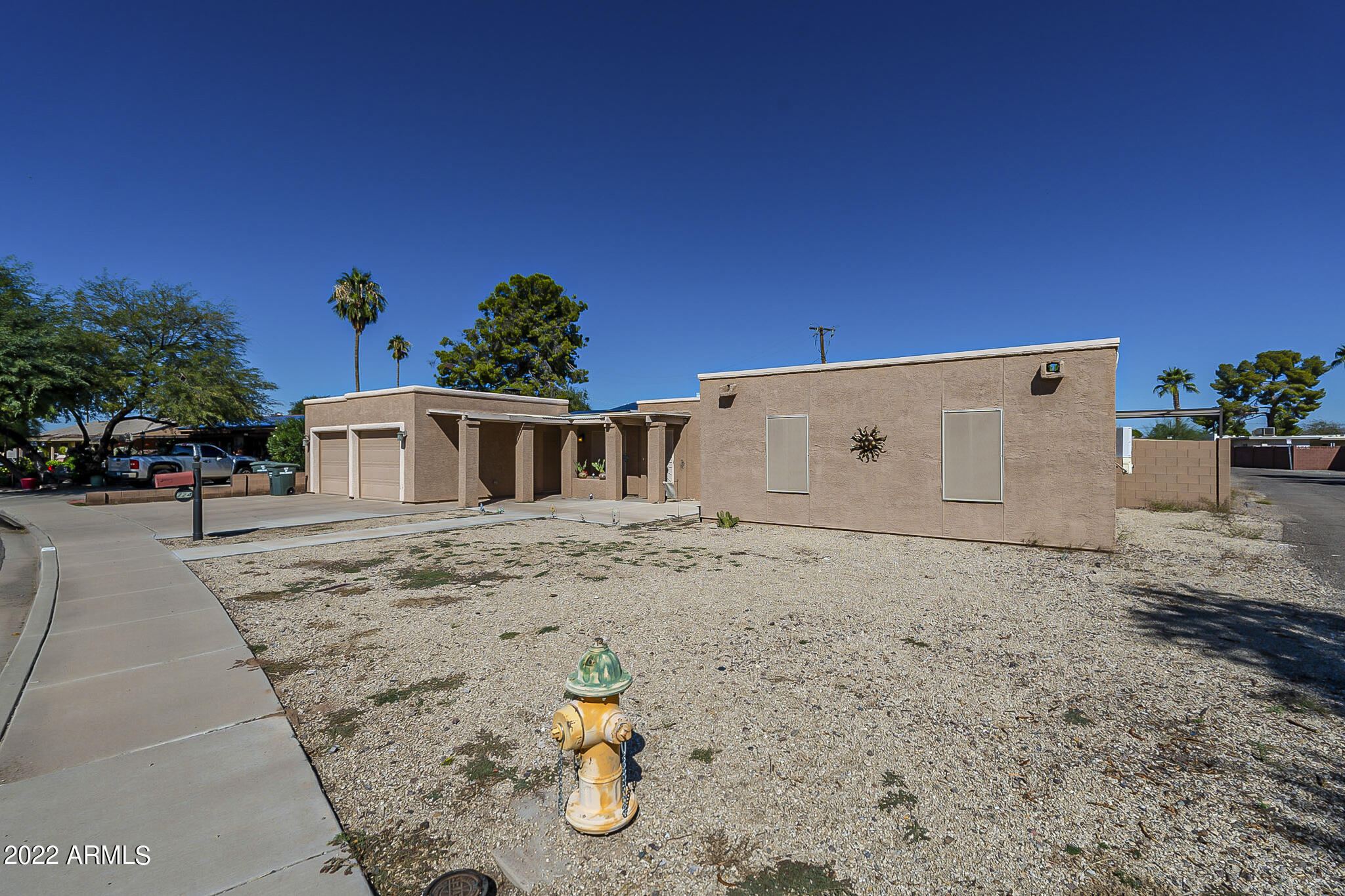 724 E LAUREL Drive