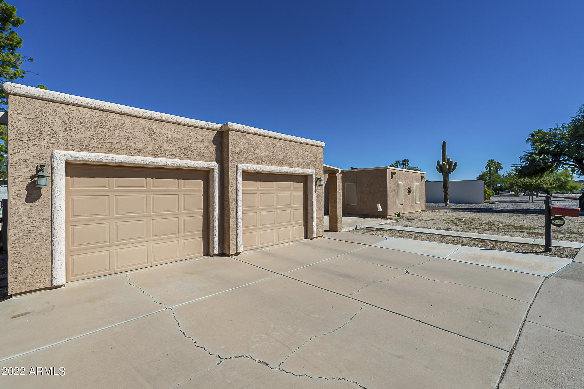 724 E LAUREL Drive