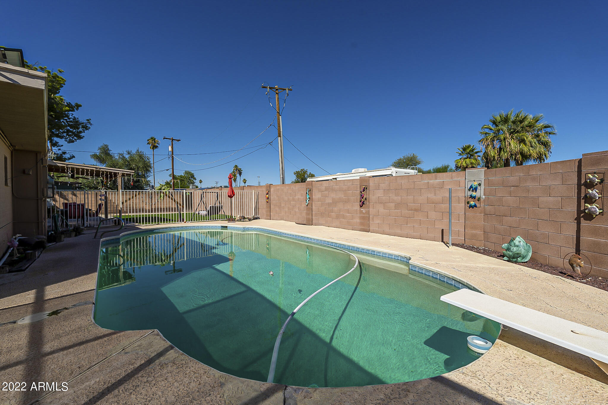 724 E LAUREL Drive