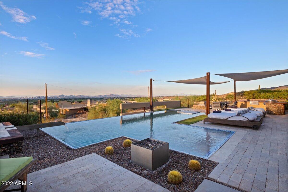 1820 W DESERT VIEW Drive