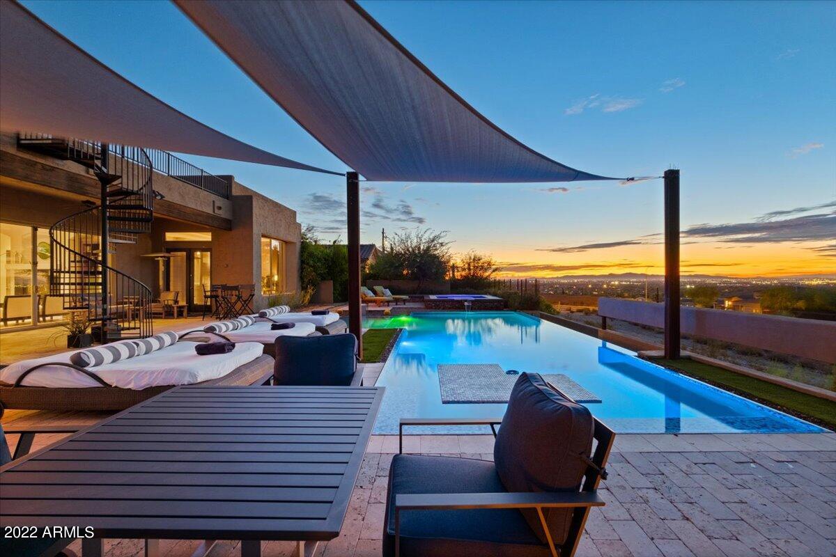 1820 W DESERT VIEW Drive