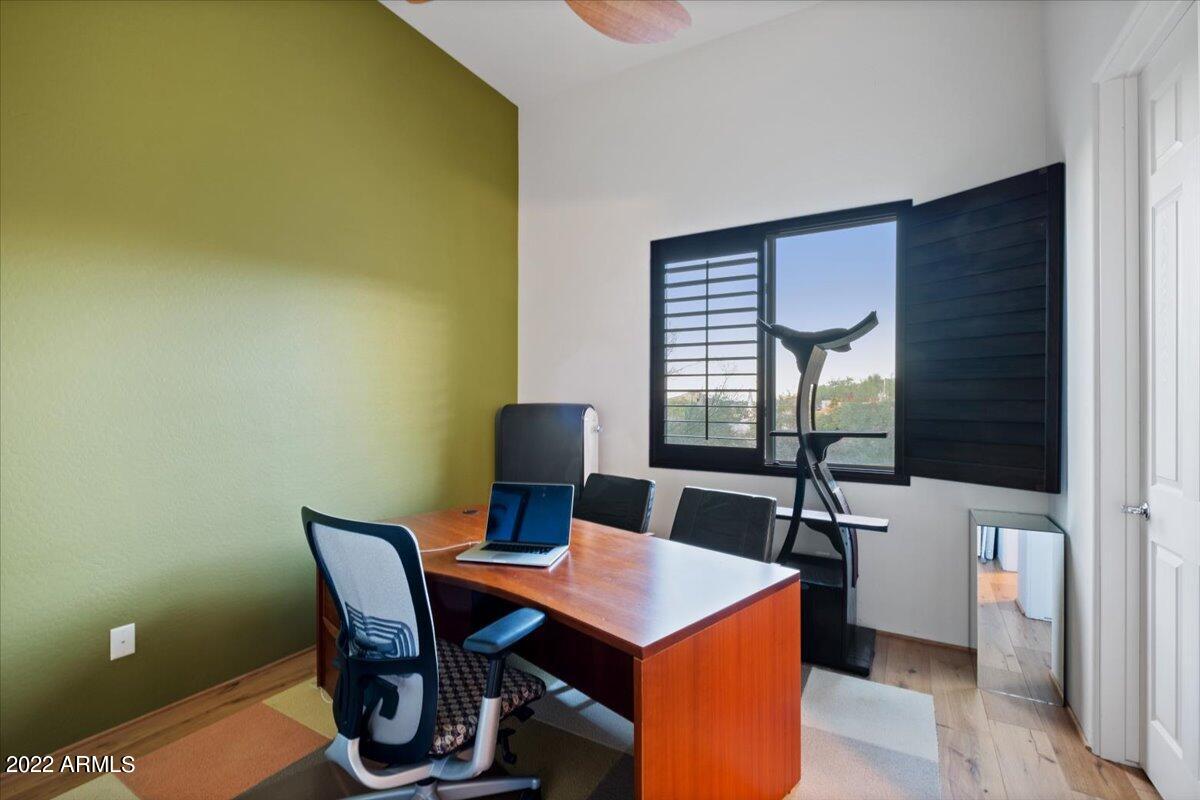 1820 W DESERT VIEW Drive