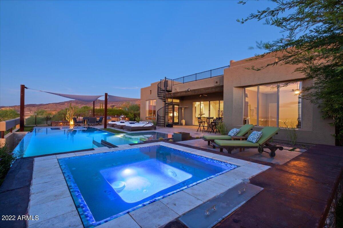 1820 W DESERT VIEW Drive