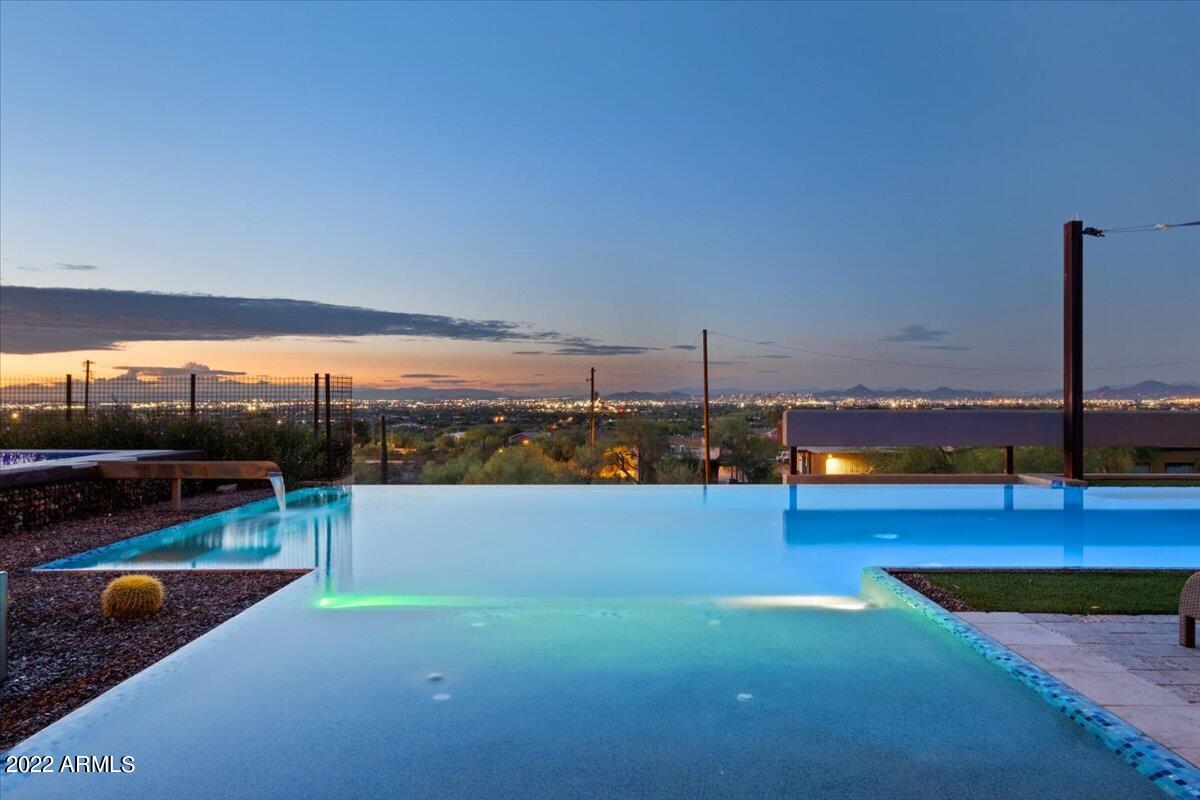 1820 W DESERT VIEW Drive