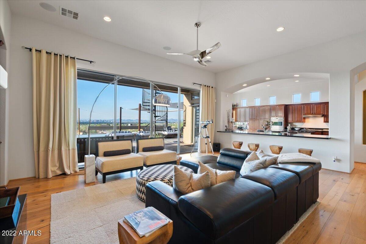 1820 W DESERT VIEW Drive