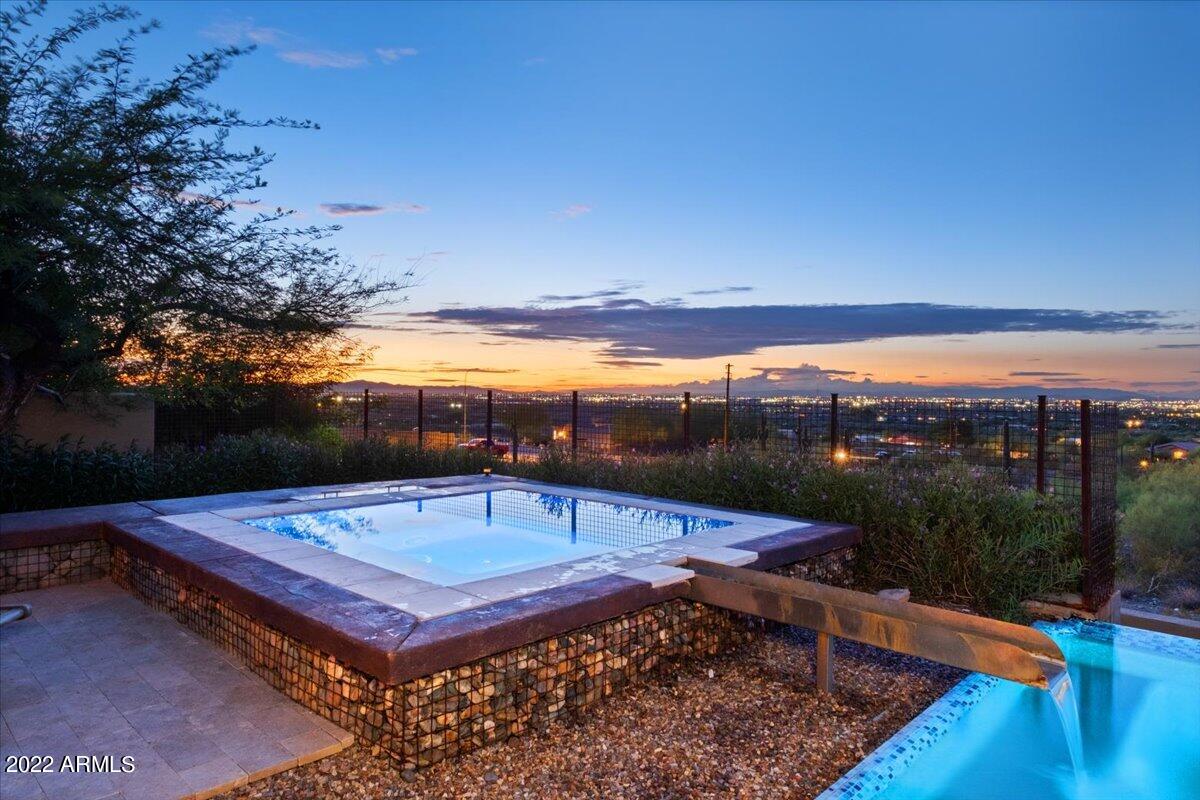 1820 W DESERT VIEW Drive