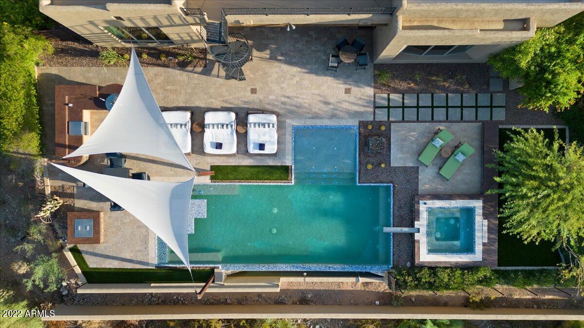 1820 W DESERT VIEW Drive