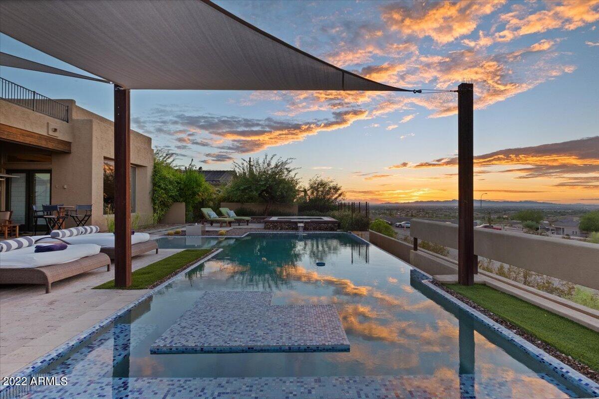 1820 W DESERT VIEW Drive