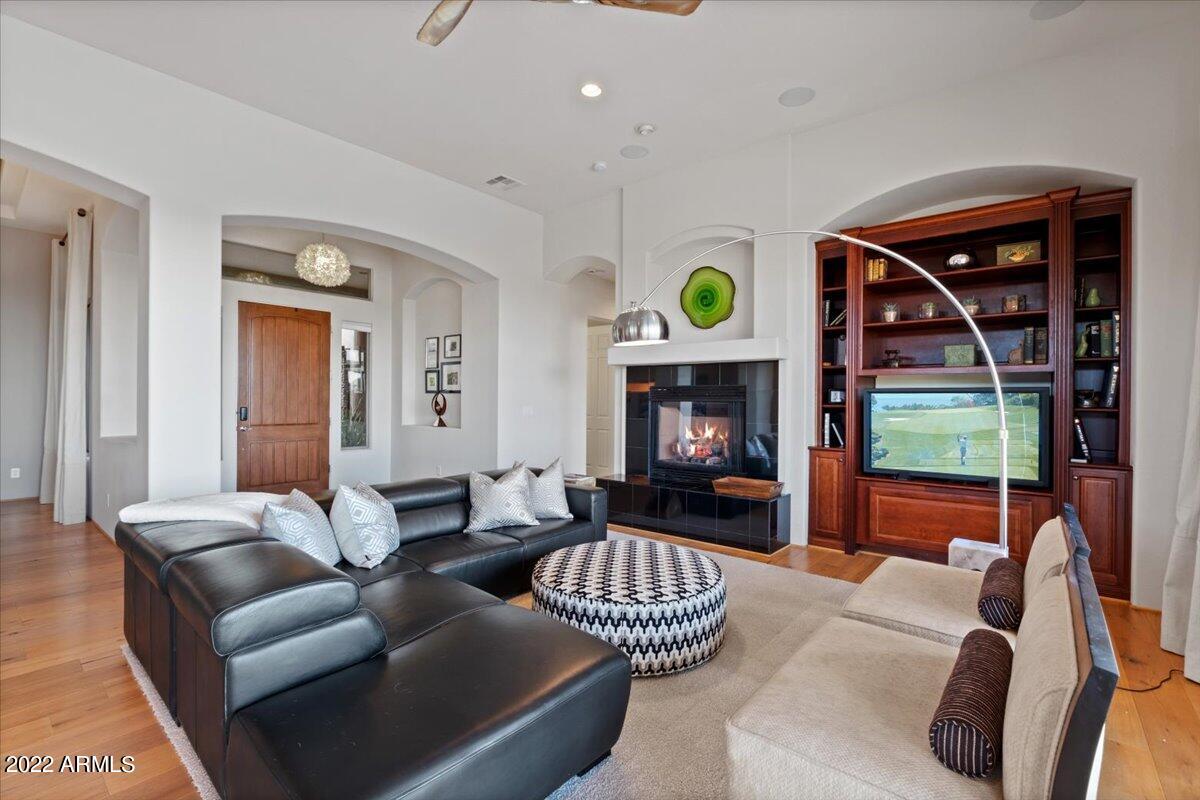 1820 W DESERT VIEW Drive