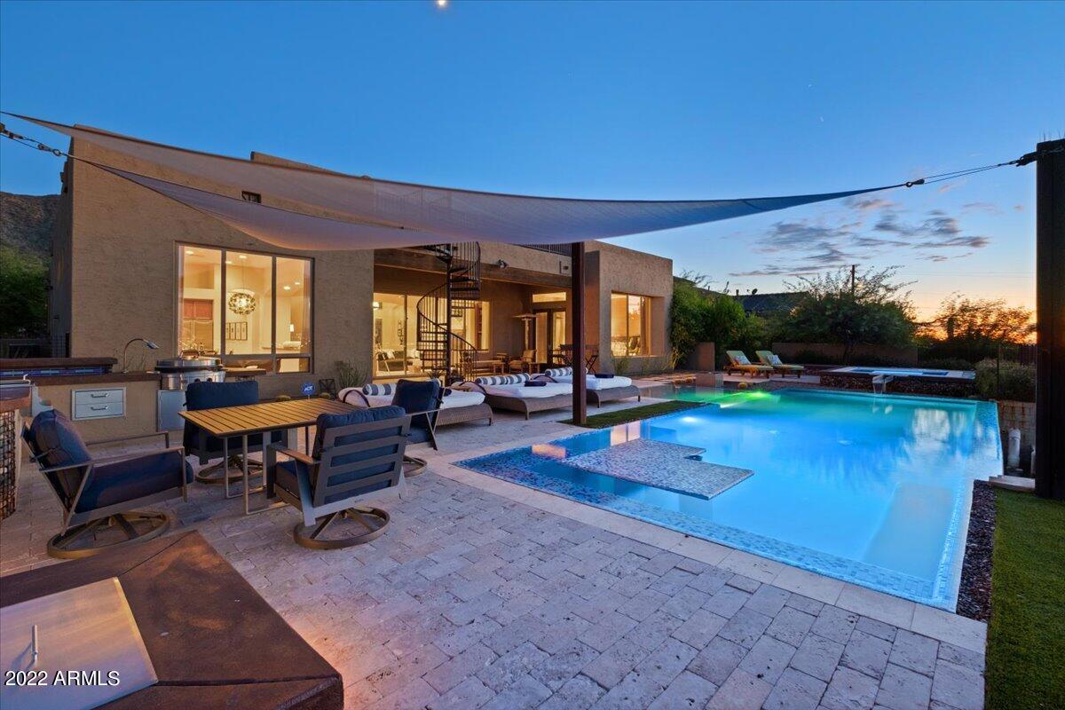 1820 W DESERT VIEW Drive