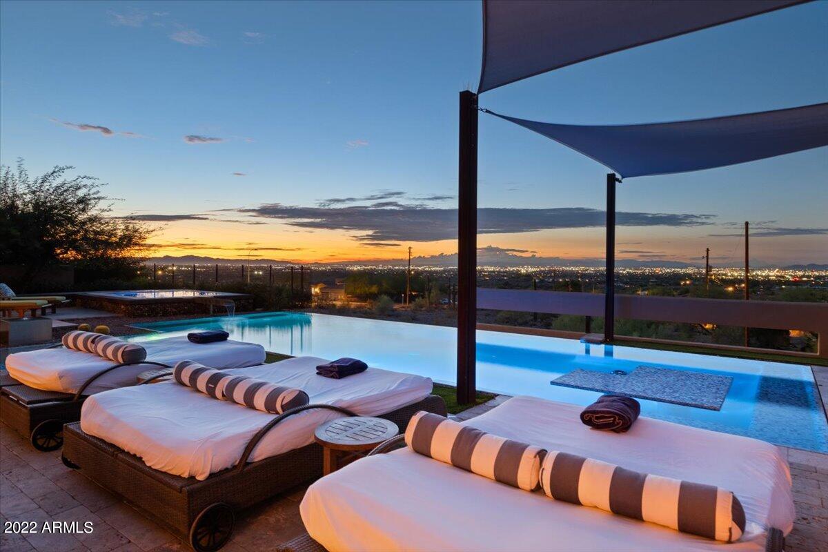 1820 W DESERT VIEW Drive