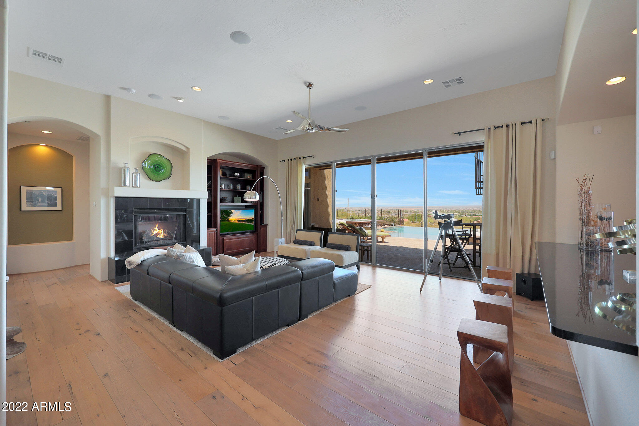 1820 W DESERT VIEW Drive