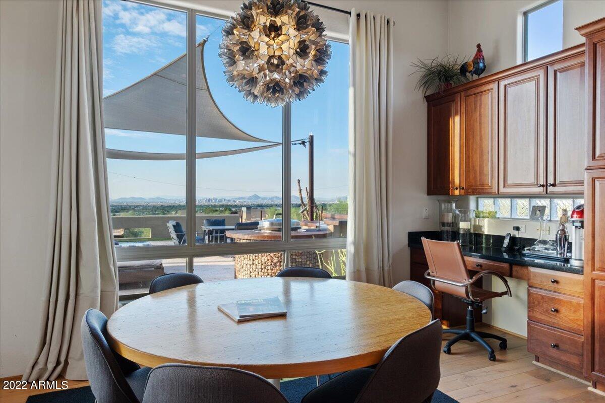1820 W DESERT VIEW Drive